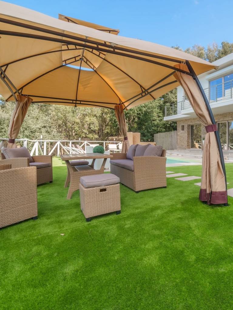 Area relax con gazebo nel giardino di Villa Liam