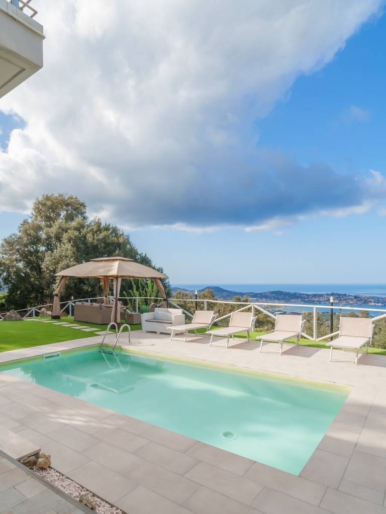 Giardino e piscina di Villa Liam con vista panoramica su Portoferraio