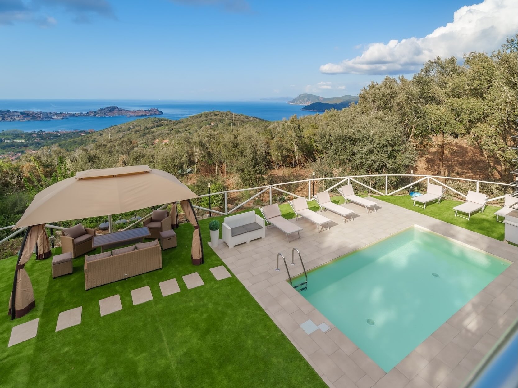 Giardino e piscina di Villa Liam con vista panoramica su Portoferraio